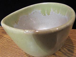 VINTAGE 1953 SIGNED E.DEUTSCH HUNGARIAN-AMERICAN ARTIS DISH W/SPOUT TAN/GRAY